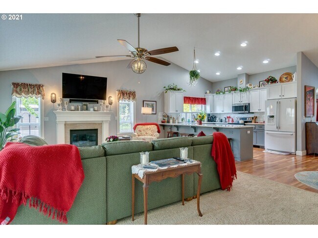 Building Photo - Charming One Level Custom Home