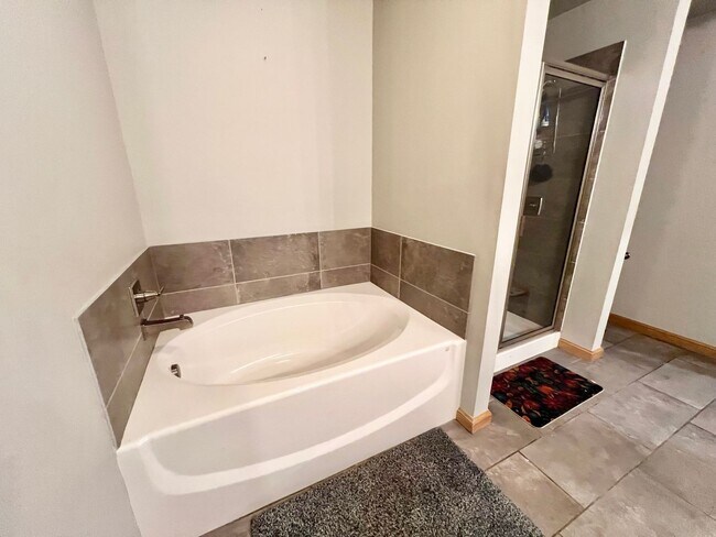 Building Photo - ?4 Bedroom Home plus Study Room! Yukon Sch...