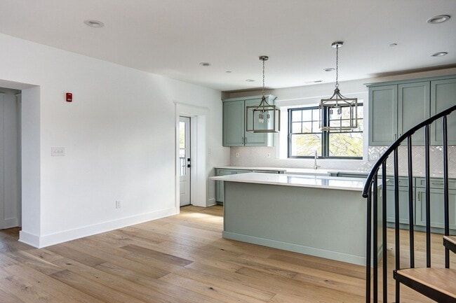 Building Photo - 20 E Redman Ave