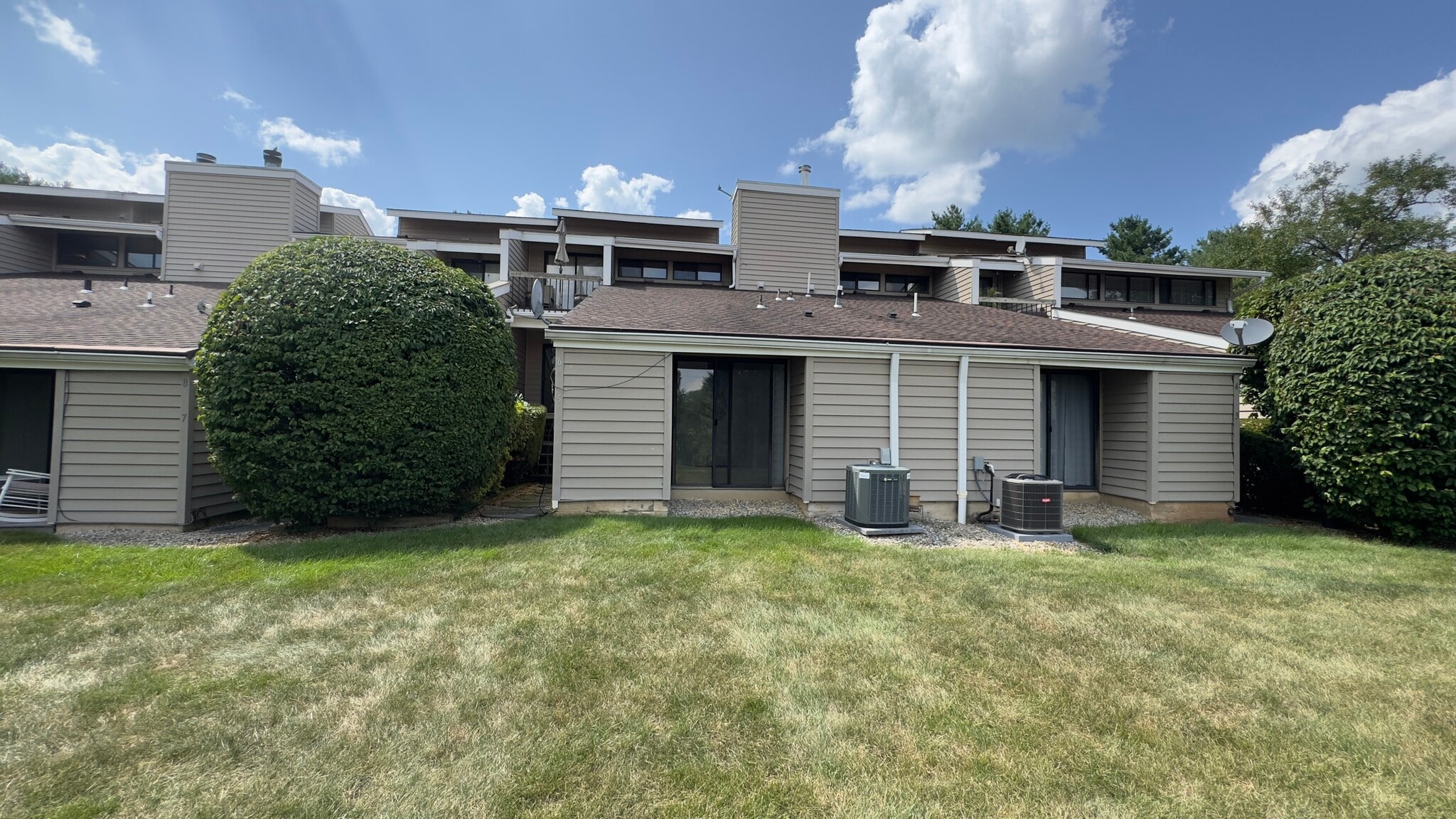 Quiet Backyard with open grass - 5 Evergreen Dr
