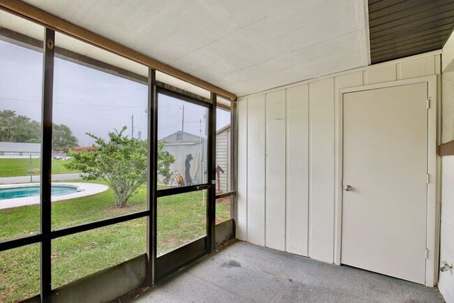 Building Photo - Beautifully Renovated 2-Bedroom Duplex nea...
