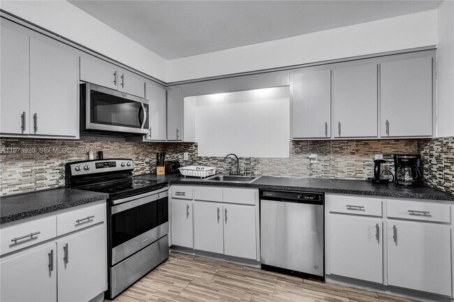 Building Photo - 977 SW 10th St