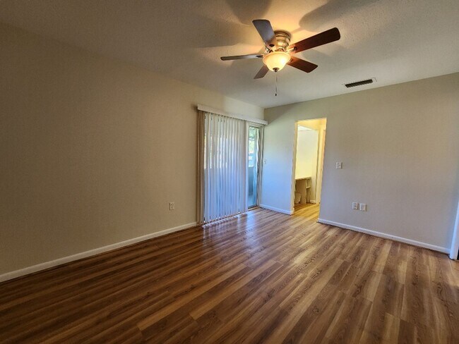Building Photo - Gorgeous 3-Bedroom, 2.5-Bathroom Townhome in Winter Haven