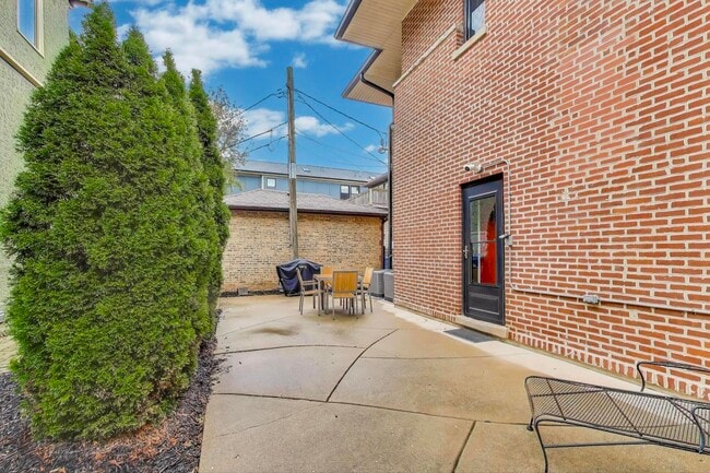 Building Photo - 1601 W Touhy Ave