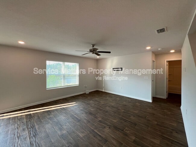 Building Photo - 7571 Oak Lake Blvd