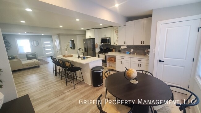 Building Photo - 821 20th St NE