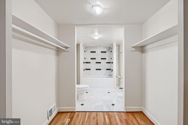 Building Photo - TWO BEDROOM TWO BATHROOM TOWNHOUSE AVAILABLE FOR SEPT 1ST MOVE-IN!!!!