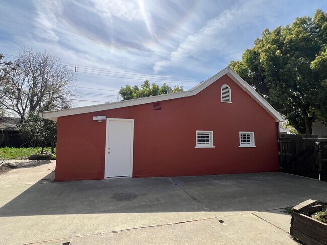 Building Photo - BEAUTIFULLY REMODELED HOME W/ HUGE OUTBUILDING!!
