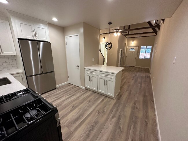 Building Photo - 1375 Columbia St