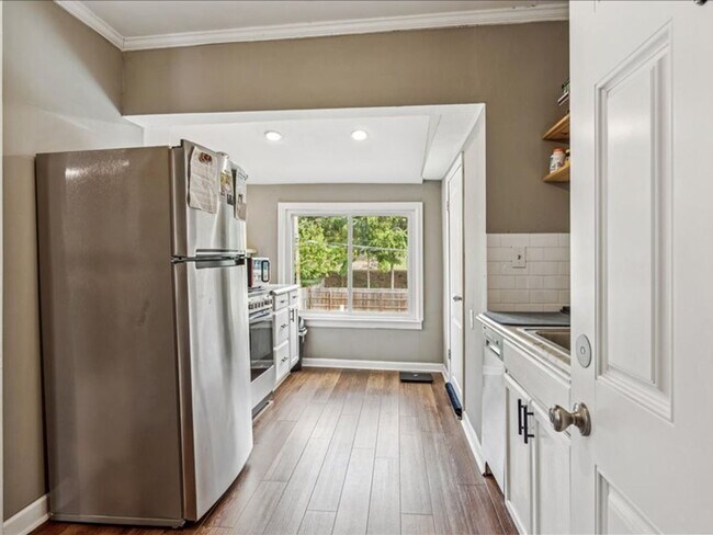 Building Photo - Mathew-1915(BS)