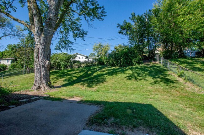 Building Photo - Beautifully Remodeled 3 Bedroom / 2 Bath i...