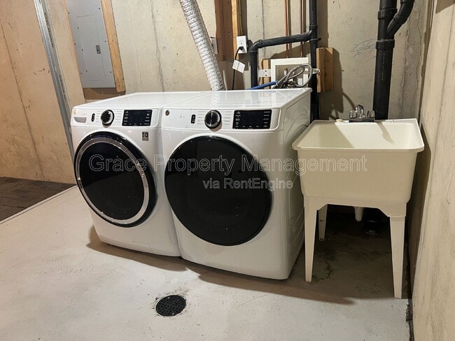 Building Photo - 12828 Jasmine St