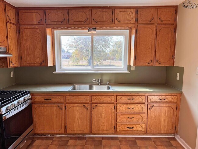 Building Photo - 1827 Eden Ln