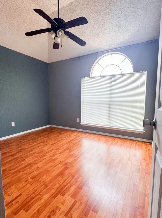 Building Photo - 4 bedroom, 2.5 bath close to Ft. Hood