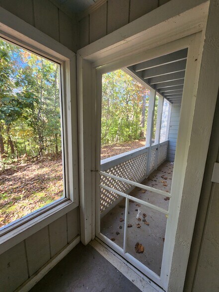 Building Photo - 4000 Riverlook Pky SE