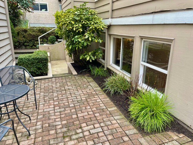 Building Photo - Beautiful One Bedroom Condo in Queen Anne