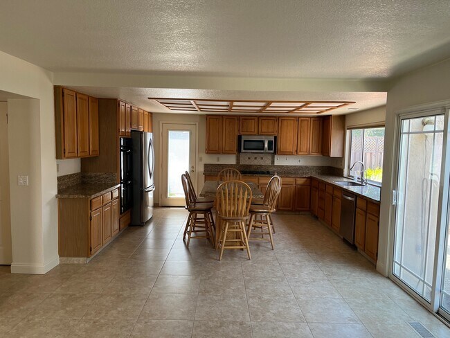 Building Photo - 9240 Foxwood Dr