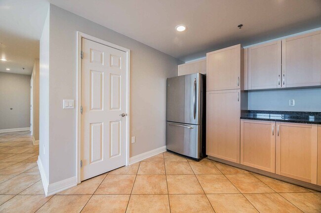 Building Photo - GORGEOUS DOWNTOWN HIGHRISE CONDO FOR LEASE!