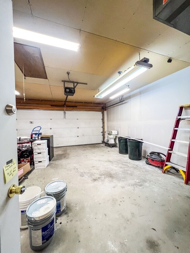 Building Photo - 735 S Main St