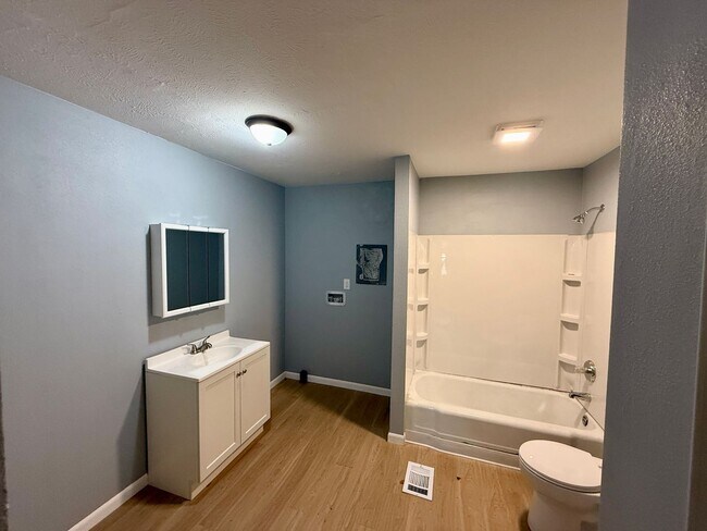 Building Photo - 3 Bed 1 Bath Home - Vouchers Accepted