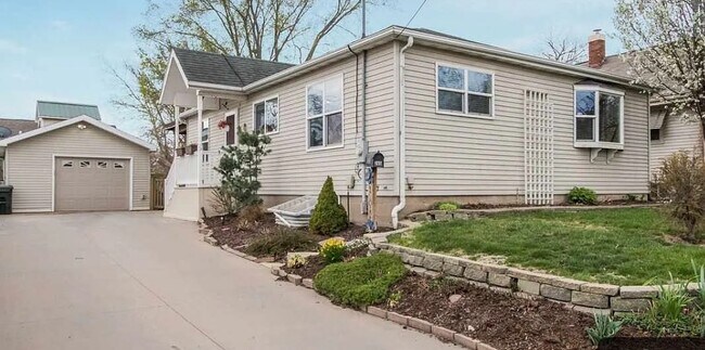 Primary Photo - 205 W Benton St