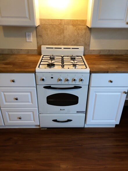 Gas Stove - 145 N 5th Street