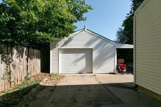 Building Photo - 1944 Hunting Ave