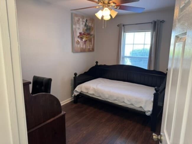 Building Photo - 3 Bed / 2 Bath – Updated Home with Fireplace & Large Backyard