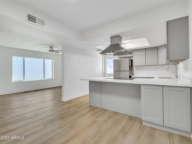 Building Photo - 429 W La Jolla Dr