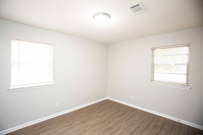 Building Photo - 3 bed, 1 bath home, fully updated!