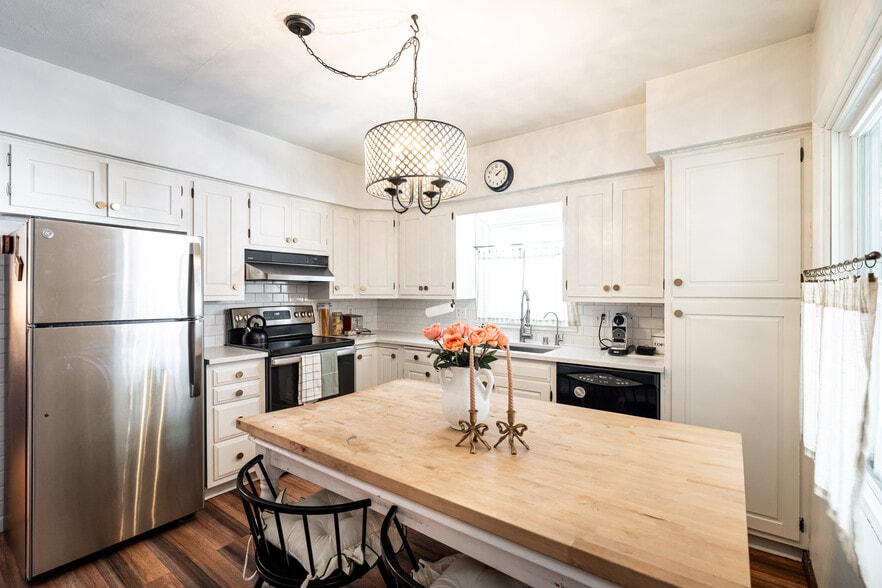 Building Photo - 535 W Montclaire Ave