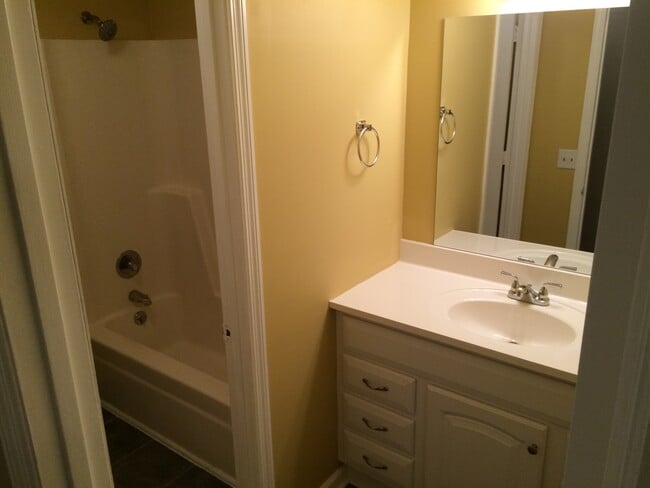 Building Photo - 3320 Lakeside Pl