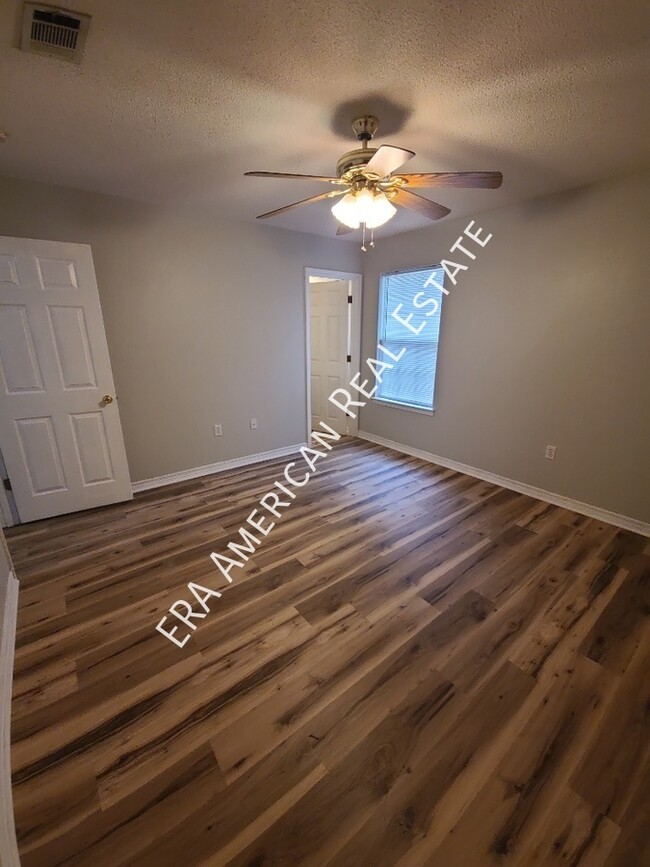 Building Photo - Vaulted ceiling in greatroom