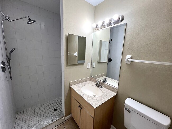 Building Photo - Huge 4 Bed 3 Bath 2 Car Townhome w FENCED YARD  for Rent!