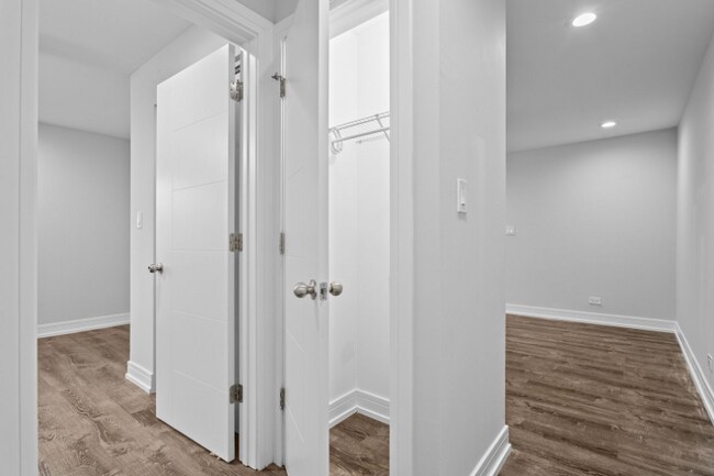 Building Photo - 6029 N Winthrop Ave