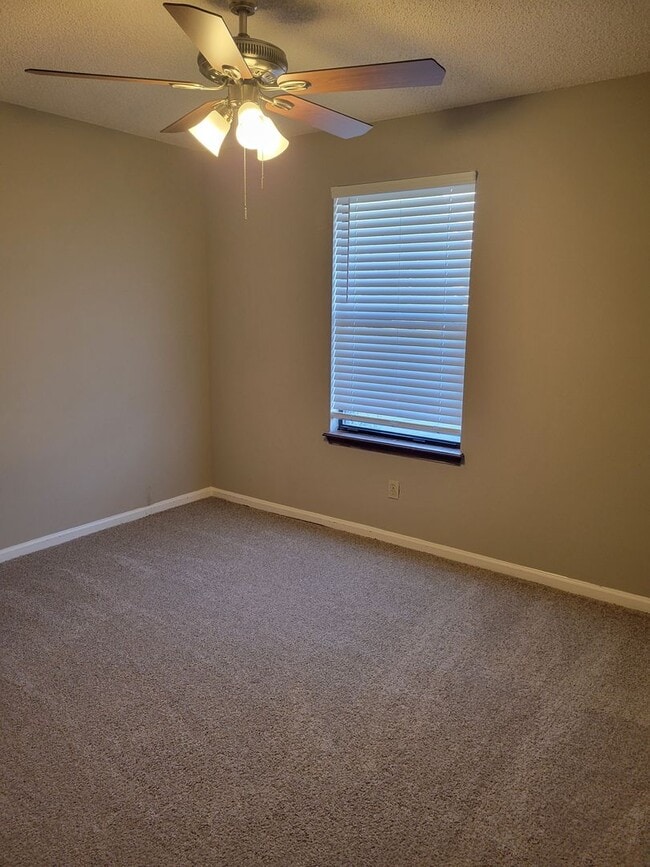 Building Photo - $1195 - Jefferson Square - Updated 2/2