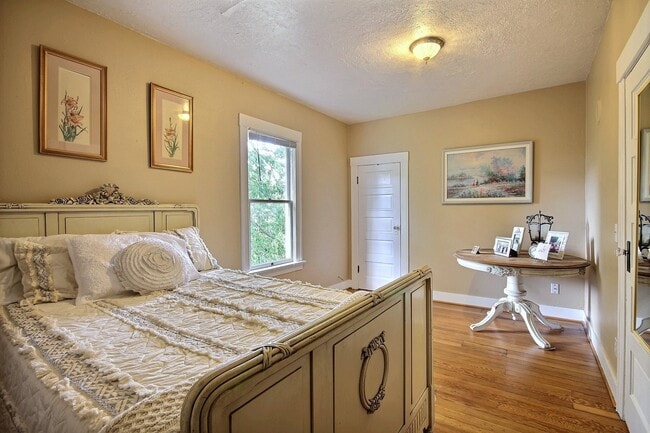 Building Photo - Charming Victorian home with private driveway