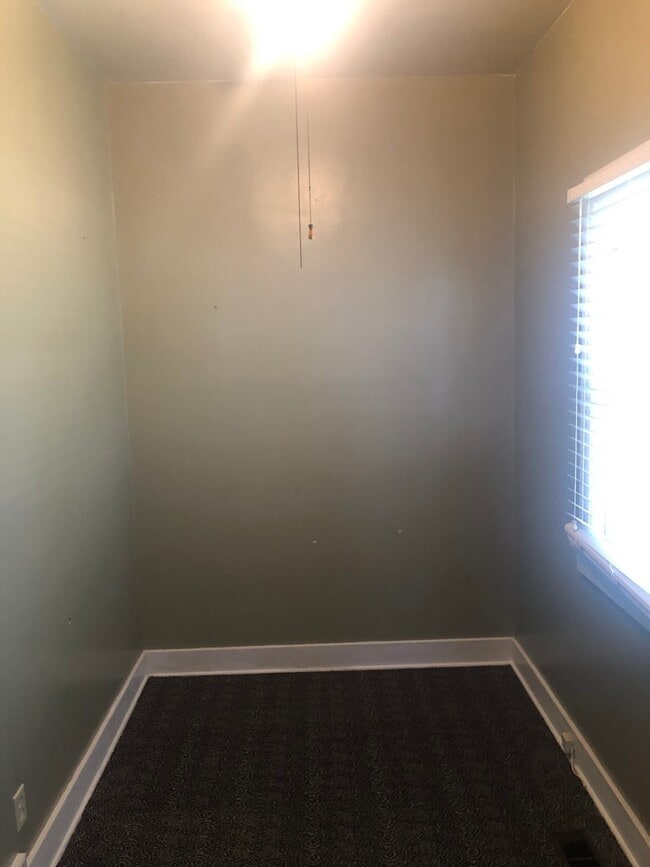 Building Photo - Lots of Space & Central Location