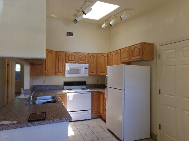 Building Photo - 4801 N Viewpoint Dr
