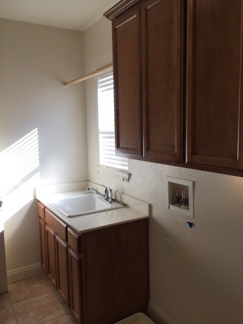 Building Photo - Manteca 4 Bedroom 1/2 bath 2 Car Garage ta...