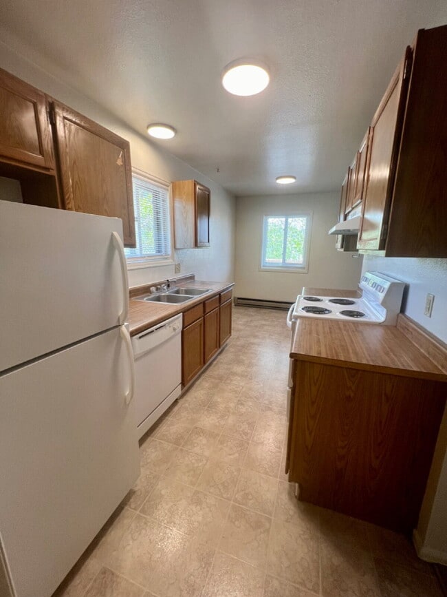 Building Photo - Upper level two bedroom, one bathroom clos...
