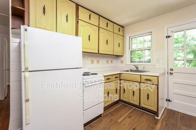 Building Photo - 901 Grayland St