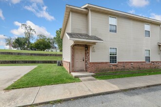 Building Photo - Siloam TownHome