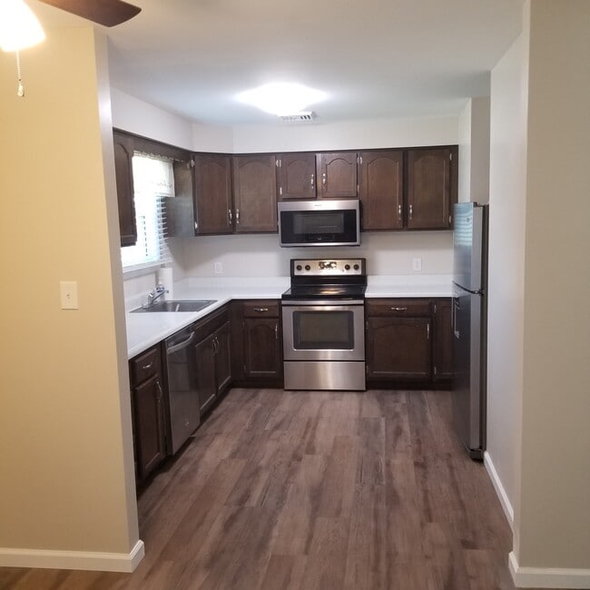 Building Photo - 6401 Salem Park Cir