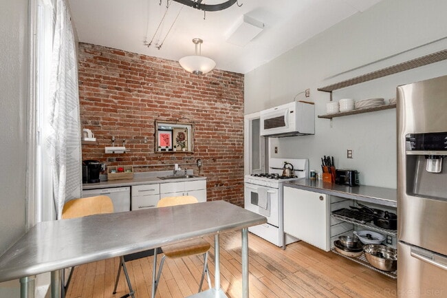 Building Photo - Lovely Victorian duplex for rent 2 bed / 1 bath