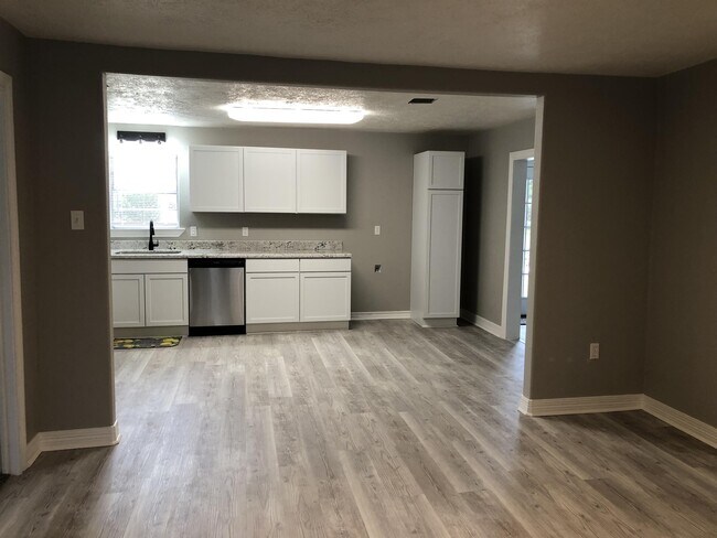 Building Photo - 590 Parks St