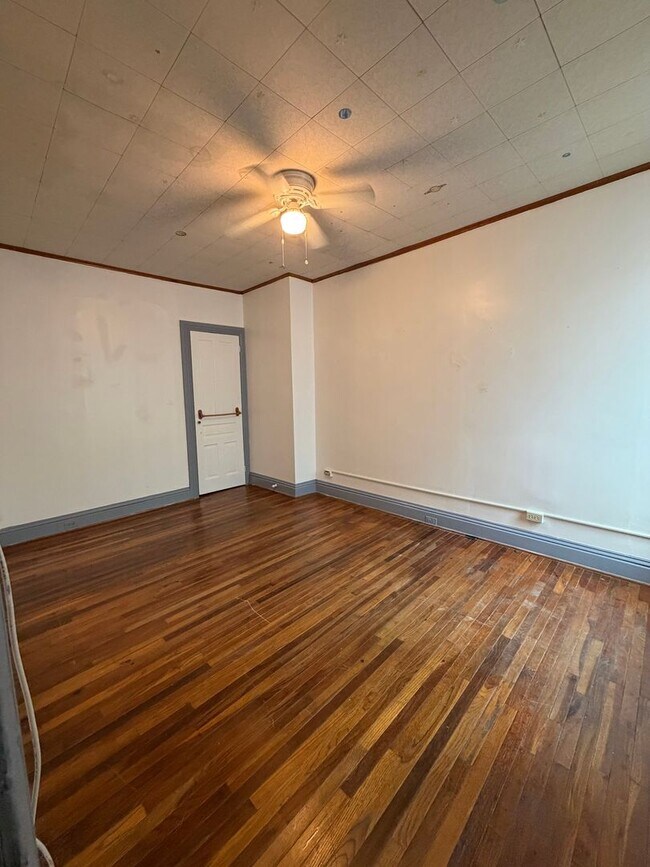 Building Photo - 6 Bedroom Townhome Approved Off-Campus Housing for York College