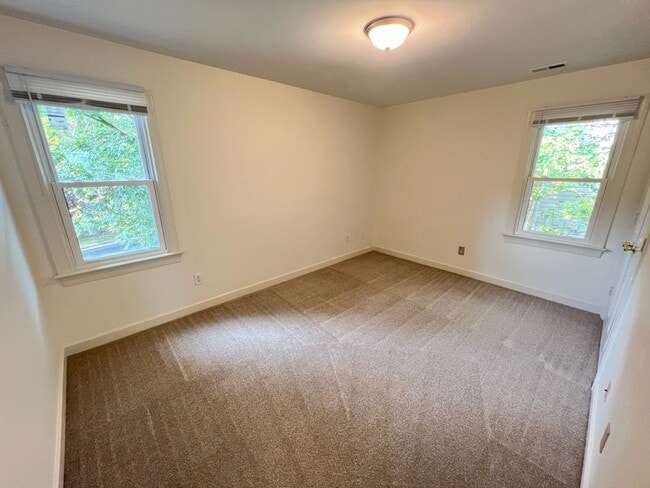 Building Photo - Cozy 3 bedroom home within minutes to Bond Park