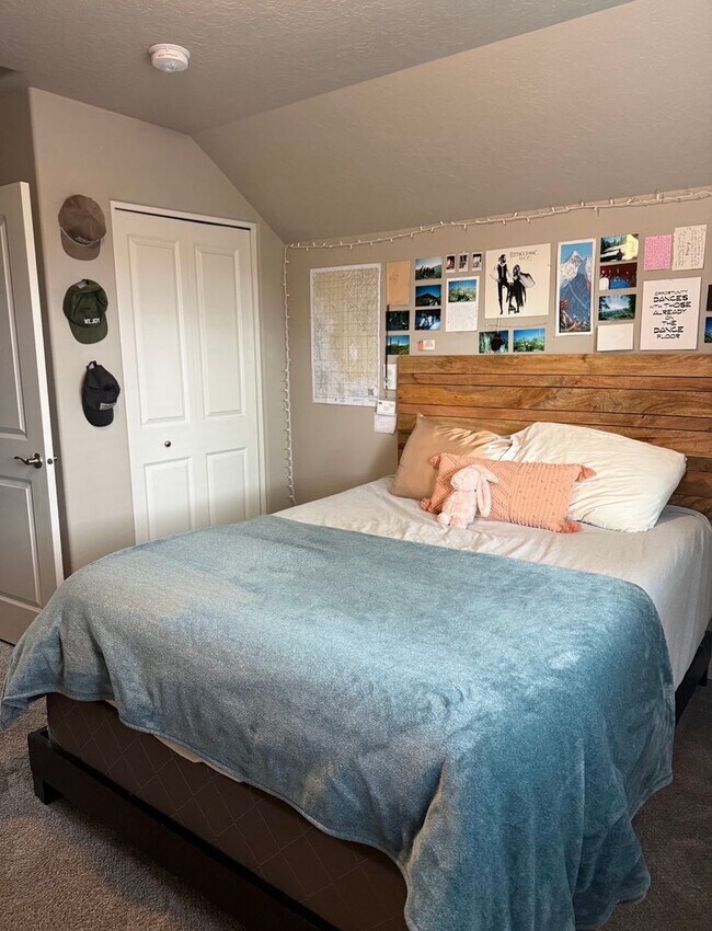 Building Photo - Beautiful 4-bdr with Bonus Loft and 3-car garage in Sisters!