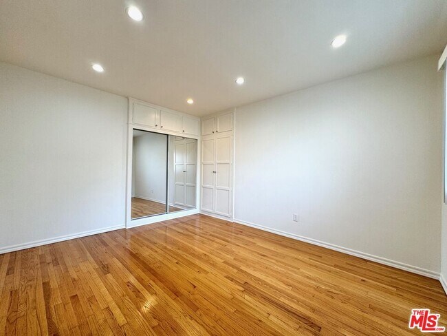 Building Photo - 1233 N Harper Ave